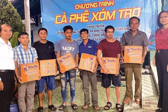 Đại diện Hội đồng nhân dân và Hội Liên hiệp Phụ nữ xã trao quà tặng công nhân, người lao động tại nhà trọ Sáu Cẩm, Ấp 3, xã Bình Chánh.