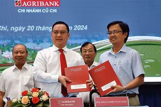 Đại diện các chi nhánh Agribank trên địa bàn Thành phố Hồ Chí Minh ký kết hỗ trợ khách hàng.