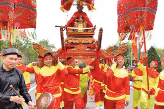Nghi lễ rước tượng Đức Thánh Trần trong Lễ hội Bạch Đằng.