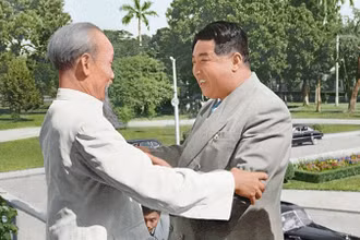 Chủ tịch Hồ Chí Minh đón tiếp Chủ tịch Kim Nhật Thành tại Phủ Chủ tịch, tháng 11/1958. (Ảnh: ĐẠI SỨ QUÁN TRIỀU TIÊN)