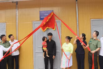Trao nhà mới tặng hộ nghèo ở xã Quảng Chu, huyện Chợ Mới, tỉnh Bắc Kạn. (Ảnh: VIỆT BẮC)