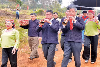 Đội nhạc lễ sẽ thổi Pí Kẻo (kèn đồng) trong suốt quãng đường đoàn nhà trai đi đón dâu để thông báo cho bản làng biết, họ hàng và dân bản sẽ đi theo đoàn đón dâu.