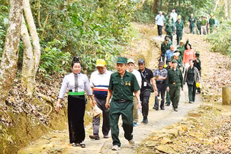 Du khách và cựu chiến binh tham quan di tích Sở Chỉ huy chiến dịch Điện Biên Phủ tại xã Mường Phăng, thành phố Điện Biên Phủ, tỉnh Điện Biên. (Ảnh: MỸ HÀ)