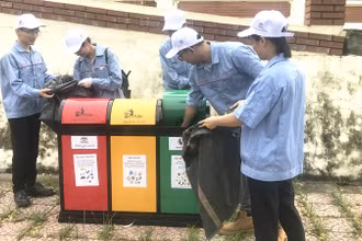 Đoàn viên, thanh niên tham gia phân loại rác sinh hoạt tại nguồn ở tỉnh Vĩnh Phúc.
