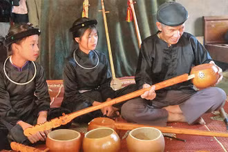 Nghệ nhân dân gian Lương Thiêm Phú bên những cây đàn tính.