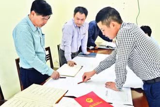 Lãnh đạo UBND xã Ninh Sở, huyện Thường Tín đối chiếu, rà soát diện tích thu hồi đất phục vụ giải phóng mặt bằng để thi công tuyến đường vành đai 4 trên địa bàn. (Ảnh: DUY LINH)