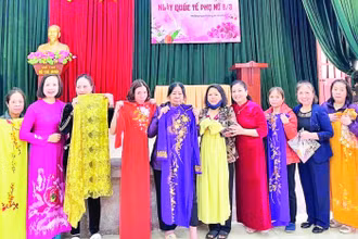 Chị em phụ nữ Hà Đông tặng áo dài cho các đối tượng yếu thế trên địa bàn.