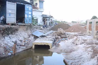 Nhà dân nằm cheo leo bên dự án.