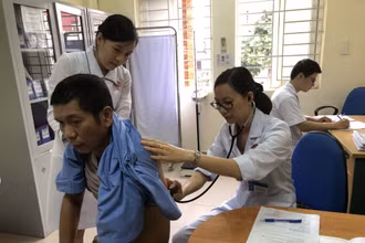 Khám bệnh cho người dân tại Bệnh viện Việt Nam-Thụy Điển Uông Bí, tỉnh Quảng Ninh.