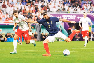 Pha ghi bàn mở tỷ số cho đội tuyển Pháp của Olivier Giroud (số 9).