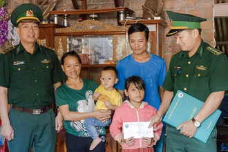 Cán bộ Biên phòng tỉnh Kon Tum thăm, tặng quà con nuôi của đơn vị.