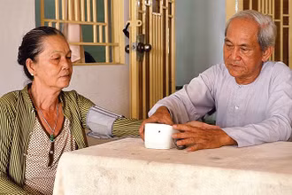 Ông Nguyễn Văn Hạnh thường xuyên tham gia các hoạt động từ thiện như khám bệnh, bốc thuốc cho người dân địa phương.