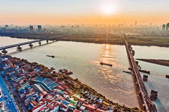 Sông Hồng được định hướng trở thành trục không gian kết nối văn hóa, nghệ thuật sáng tạo; không gian kinh doanh, thương mại, sản xuất, công nghệ hiện đại và kết nối hạ tầng, biểu tượng cho sự phát triển mới của Hà Nội. (Ảnh: VIẾT CHUNG)