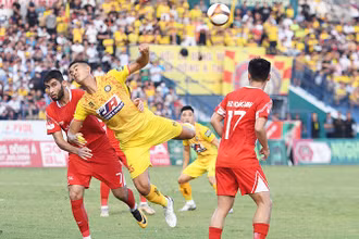 Trận đấu quyết liệt giữa Đông Á Thanh Hóa (áo vàng) và Viettel. (Ảnh: VPF )