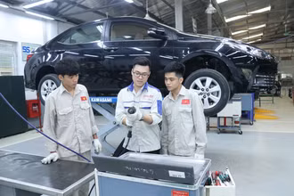 Kiểm tra tay nghề của người lao động trước khi đi làm việc có thời hạn tại Nhật Bản. (Ảnh: MINH THẮNG)