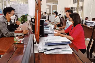 Người dân thực hiện thủ tục hành chính tại Ủy ban nhân dân phường Tân An, quận Ninh Kiều, thành phố Cần Thơ.