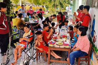 Trẻ em ở Trung tâm Bảo trợ xã hội tổng hợp tỉnh Đồng Tháp trong buổi sinh hoạt, vui chơi.