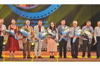 Lãnh đạo thành phố tặng hoa cho các thành viên Ban giám khảo vòng sơ khảo Liên hoan Phim ngắn TP Hồ Chí Minh.