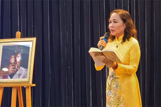 Nghệ sĩ Nhân dân Trịnh Thúy Mùi diễn ngâm bài thơ “Gửi quần đảo Trường Sa” của nhà thơ Đỗ Nam Cao.