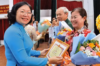 Bí thư Quận ủy Quận 5 Huỳnh Ngọc Nữ Phương Hồng trao thưởng cho các tập thể, cá nhân được tuyên dương “Dân vận khéo” năm 2023.