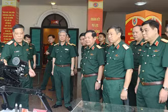 Thủ trưởng Tổng cục Công nghiệp quốc phòng và Bộ Tham mưu tham quan trưng bày sản phẩm công nghiệp quốc phòng.