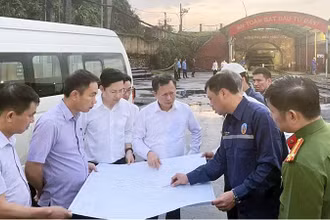 Lãnh đạo tỉnh Quảng Ninh chỉ đạo công tác cứu hộ tại hầm lò Công ty Than Quang Hanh, thành phố Cẩm Phả. (Ảnh: TIẾN THẮNG)