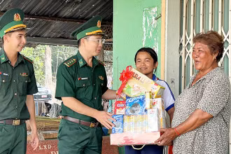 Đại diện Đồn Biên phòng Cửa khẩu quốc tế Hà Tiên thăm gia đình có hoàn cảnh khó khăn.
