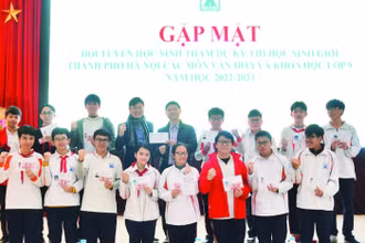 Buổi gặp mặt các học sinh tham dự kỳ thi học sinh giỏi thành phố và các thầy cô lãnh tuyển của Trường THPT Chuyên Hà Nội-Amsterdam. (Ảnh: KHÁNH CHI)