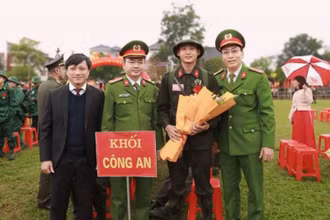 Chiến sĩ nghĩa vụ Công an nhân dân trong lễ giao nhận quân tại Hà Tĩnh. (Ảnh: NGỌC DIỆP)