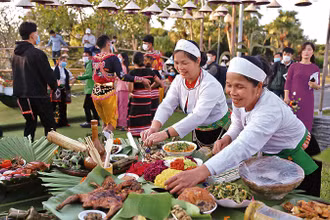 Đồng bào Mường giới thiệu các món ẩm thực độc đáo của mình.