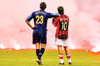 Materazzi và Rui Costa bất lực nhìn vào biển lửa đỏ rực. Ảnh trong bài: GETTY