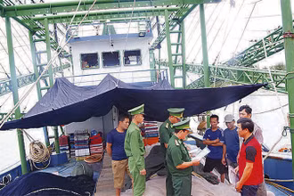 Bộ đội Biên phòng Quảng Trị tuyên truyền chống khai thác hải sản bất hợp pháp cho ngư dân. (Ảnh: HM)