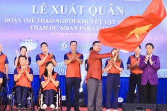 Lãnh đạo và đại diện các đội tuyển Đoàn thể thao người khuyết tật Việt Nam nhận cờ tại lễ xuất quân dự ASIAN Para Games 4. (Ảnh: Đức Hoàng)