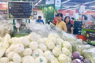 Giá cả hàng hóa sáu tháng đầu năm cơ bản ổn định. Trong ảnh: Người dân mua hàng tại siêu thị. (Ảnh: TUỆ NGHI)