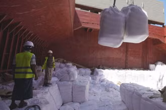 Tàu chở lúa mì Ukraine cập cảng ở Yemen. (Ảnh: WFP)