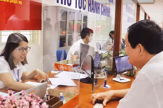 Người dân làm thủ tục hành chính tại bộ phận một cửa phường Mỹ Đình 1, quận Nam Từ Liêm.