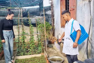 Y sĩ Bo Bo Ngọc Tùng hướng dẫn người dân xã đảo bảo vệ môi trường, phòng tránh bệnh sốt xuất huyết.