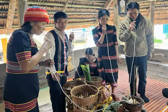 Anh Son Phet (thứ hai từ trái qua) cùng người thân thăm Tết, giao lưu cùng người quen ở xã Đắc Tôi, huyện Nam Giang.