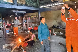 Lắp bóng điện cho người dân thôn Bản Khắt, xã Quảng Bạch, huyện Chợ Đồn.