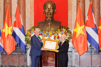 Tổng Bí thư, Chủ tịch nước Nguyễn Phú Trọng trao Huân chương Hồ Chí Minh tặng Chủ tịch HĐNN và HĐBT Cuba Miguel Mario Diaz-Canel Bermudez (Hà Nội, ngày 9/11/2018). (Ảnh: ĐĂNG KHOA)