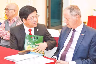 Ông Hồ Xuân Hiếu đang trao đổi với Đại sứ đặc mệnh toàn quyền Israel tại Việt Nam Yaron Mayer về liên kết trồng lúa hữu cơ.