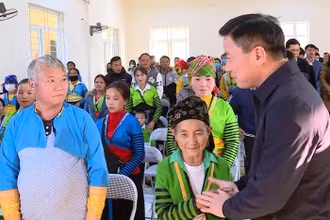 Bí thư Tỉnh ủy Thanh Hóa Đỗ Trọng Hưng thăm hỏi đồng bào dân tộc H’Mông ở xã Pù Nhi, huyện Mường Lát, tỉnh Thanh Hóa. (Ảnh: MAI LUẬN)