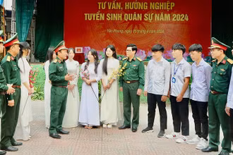Ban Tuyển sinh quân sự Bộ Quốc phòng kiểm tra công tác sơ tuyển và tuyên truyền hướng nghiệp tuyển sinh quân sự năm 2024 tại huyện Yên Phong, tỉnh Bắc Ninh. (Ảnh: THÀNH TÂM)