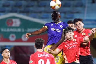 Pha tranh bóng giữa cầu thủ hai đội Hà Nội FC và Công an Hà Nội. (Ảnh: TRẦN HẢI)