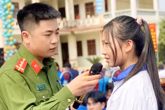 Công an tỉnh Lai Châu tuyên truyền các biện pháp phòng chống tội phạm mua bán người trong học sinh, sinh viên. (Ảnh: HOÀNG PHONG)