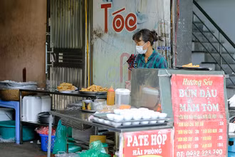 Thức ăn đường phố luôn tiềm ẩn các bệnh truyền nhiễm nếu không được bảo quản, chế biến theo quy định. (Ảnh: HUY HOÀNG)