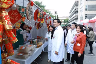 Lãnh đạo Bệnh viện Bạch Mai thăm “Gian hàng 0 đồng” phục vụ bệnh nhân dịp Xuân Quý Mão 2023. (Ảnh: THÀNH DƯƠNG)