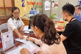 Công chức Nguyễn Thị Nguyên hướng dẫn công dân giải quyết các thủ tục hành chính.