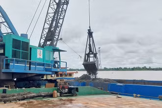 Sà-lan nhận cát tại mỏ giao theo cơ chế đặc thù phục vụ thi công đoạn đường cao tốc Cần Thơ-Cà Mau.