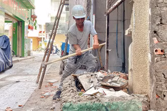 Công nhân thi công mở rộng hẻm 549, đường Nguyễn Đình Chiểu (Phường 2, Quận 3) sau khi người dân hiến đất.